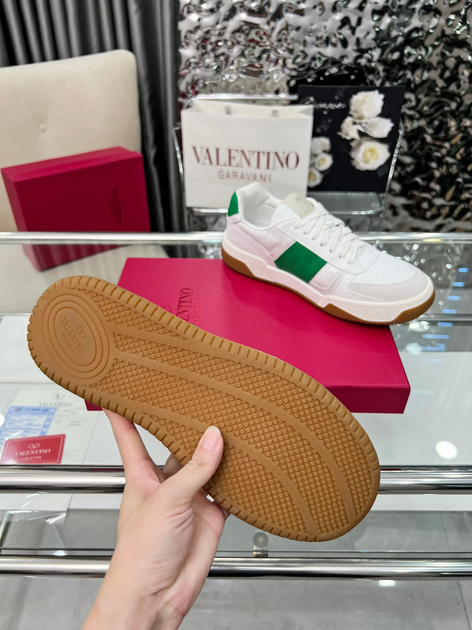 【Valentino】P: 660💰 Couple style, size: women 35-40▪️men 39-44 (customized at 45.46) Valentino 𝑶𝒏𝒆𝑺𝒕𝒖𝒅 Couple sports shoes series Valentino 2025 new couple sports shoes are on sale. The original ZP purchase and disassembly. Repeated pattern making and modification. 1:1 restoration! Top luxury masterpiece, lace-up design, soft and comfortable imported calfskin brings excellent elegant texture and excellent on-foot comfort. Top purchasing version upper: imported calfskin surface/original oil edge craftsmanship. Lining: water-dyed sheepskin lining. Outsole: original development 𝐓𝐏𝐔 two-color combination outsole. Packaging: full package with original configuration.